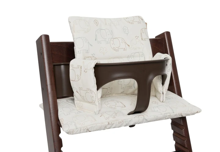 Jollein Sitzverkleinerer für Kinderhochstuhl Elephant Tales – Sorge für maximalen Komfort mit unserem Sitzverkleinerer. Weiches, gepolstertes Material, abwischbarer Stoff und niedliche Prints für glückliche Kinder. Jollein Sitzverkleinerer für Kinderhochstuhl Elephant Tales – Sorge für maximalen Komfort mit unserem Sitzverkleinerer. Weiches, gepolstertes Material, abwischbarer Stoff und niedliche Prints für glückliche Kinder.